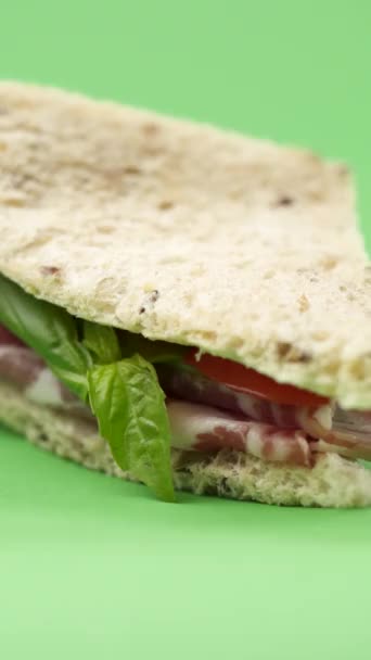 クローズアップ サラミ トマト プロシュットのおいしいサンドイッチ — ストック動画