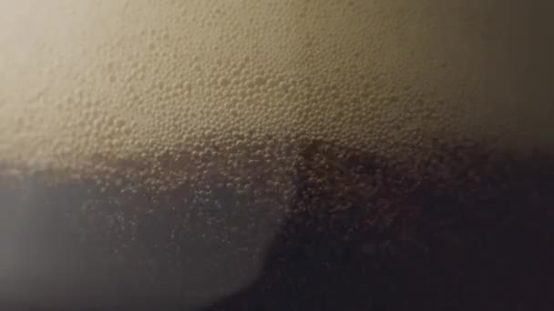 Primo Piano Versare Birra Scura Con Bollicine Nel Bicchiere Rallentatore — Video Stock
