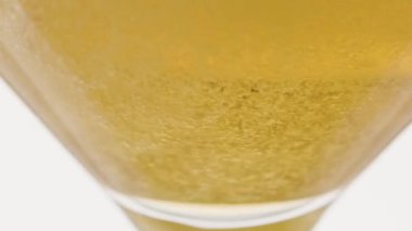 Yakın plan: Ağır çekimde bardağa köpüklü hafif bira dök