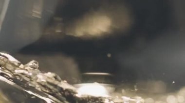 Yakın plan: Ağır çekimde bardağa köpüklü hafif bira dök