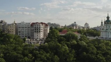 Hava manzarası: Kiliseyle Kyiv 'in yaz manzarası