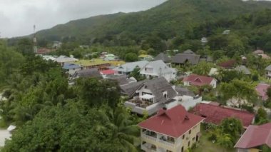 Tropikal ormanlardaki villaların ve kulübelerin havadan görünüşü