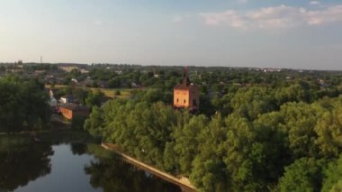 Hava manzarası: Ormandaki antik kale