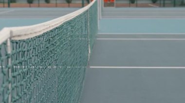Tenis topu ağır çekimde vurulduktan sonra ağa çarptı.