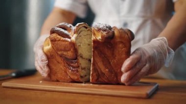 Dişi eller dilimlenmiş ekmeği açar