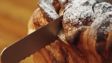 Bıçak lezzetli ekmek keser.
