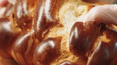 Makro çekim: Ekmek dokusunu elleriyle yırtmak