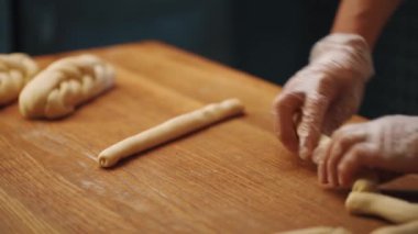 Elleriyle çörek yapan bir kadın.