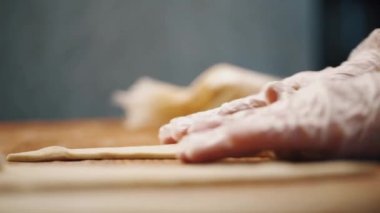 Mutfakta hamurdan kruvasan yapan kadın.