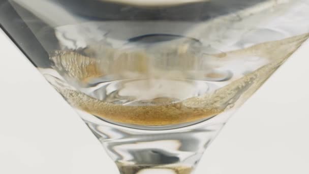 Close Donker Bier Met Belletjes Het Glas Gieten Slow Motion — Stockvideo