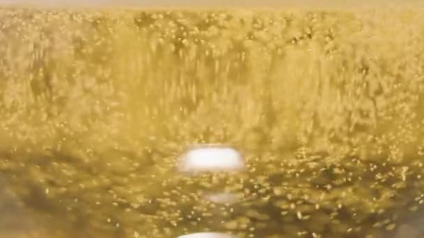 Крупный План Заливка Светлого Пива Пузырьками Стекло Замедленной Съемке — стоковое видео