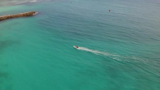 Vista Aérea Dinghy Dirige Hacia Orilla Largo Las Olas Del — Vídeo de stock