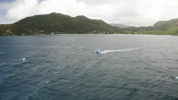 Luftaufnahme Schlauchboot Steuert Auf Die Küste Entlang Der Wellen Des — Stockvideo