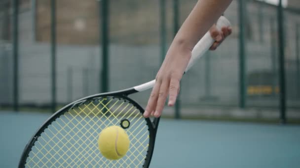 Mädchen Wirft Einen Tennisball Bevor Sie Zeitlupe Schlägt — Stockvideo