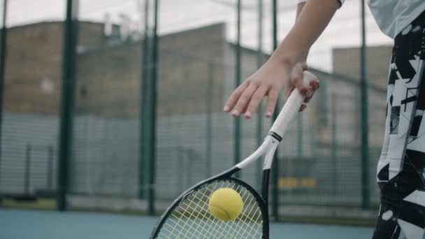 女子在慢动作击球前抛出了一个网球 — 图库视频影像