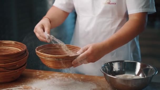 Чоловік Міняє Тісто Руками Щоб Зробити Хліб Кухні — стокове відео