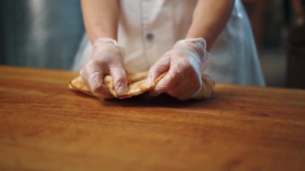 タンドールからパンを引き裂く女の手 — ストック動画