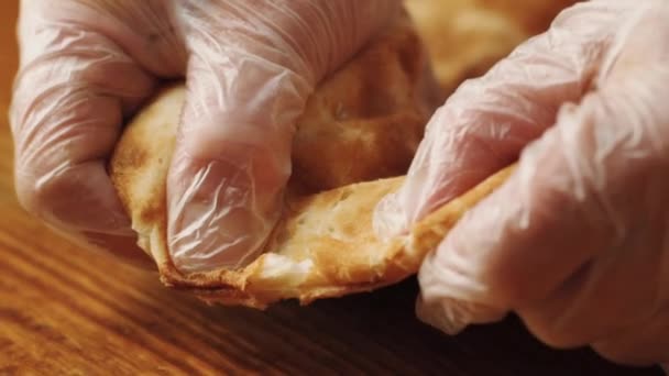 Γυναικεία Χέρια Που Σχίζουν Ψωμί Από Μια Πόρτα — Αρχείο Βίντεο