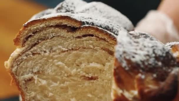 Yakın Plan Dişi Eller Dilimlenmiş Ekmeği Açıyor — Stok video