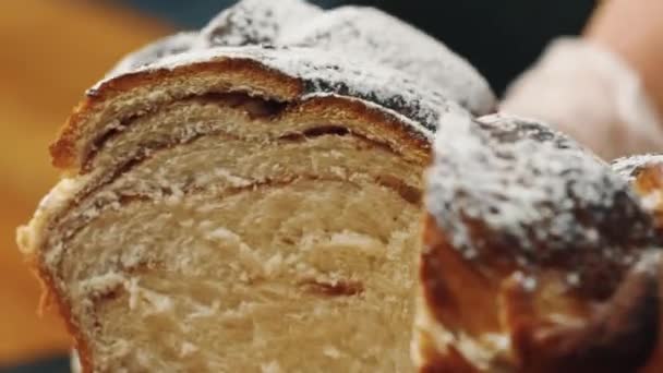 Nahaufnahme Weibliche Hände Öffnen Geschnittenes Brot — Stockvideo