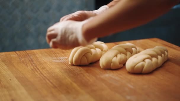 Kvinna Gör Bagelbakelse Med Händerna — Stockvideo