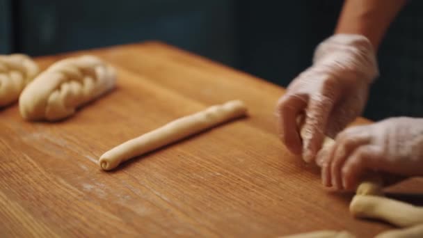 Femme Faisant Une Pâtisserie Bagel Avec Ses Mains — Video
