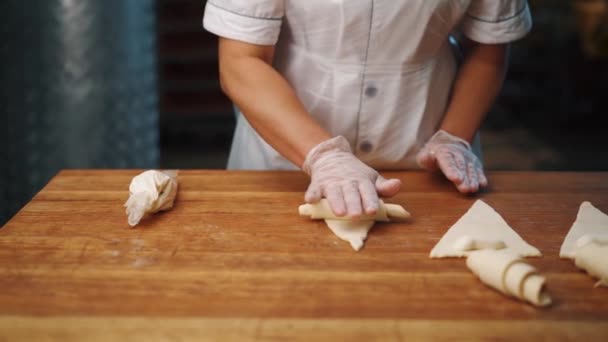 Žena Dělá Croissant Těsta Kuchyni — Stock video