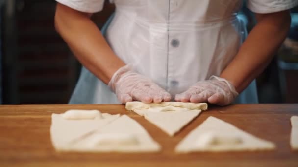 台所で生地からクロワッサンを作る女性 — ストック動画