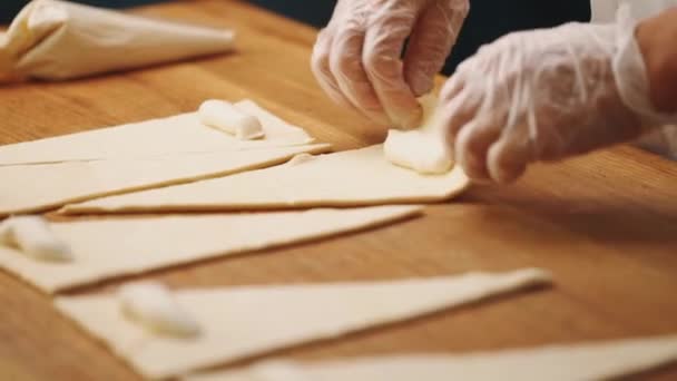 Frau Macht Der Küche Aus Teig Ein Croissant — Stockvideo