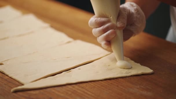 台所で生地からクロワッサンを作る女性 — ストック動画