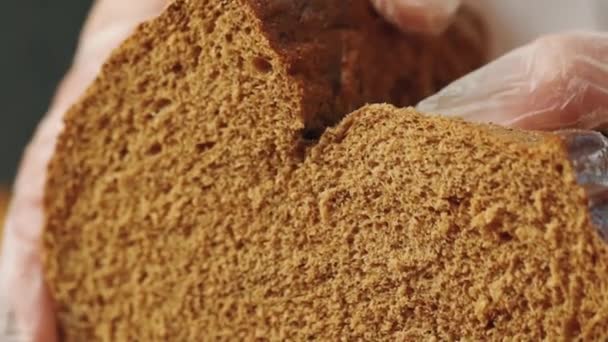 Makroaufnahme Brottextur Mit Den Händen Zerreißen — Stockvideo