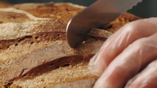 Makroschussmesser Schneidet Leckeres Brot — Stockvideo