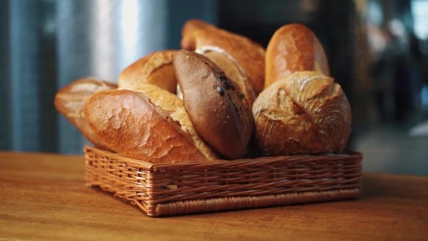 Set Van Heerlijk Brood Gebak Broodjes Een Mandje — Stockvideo