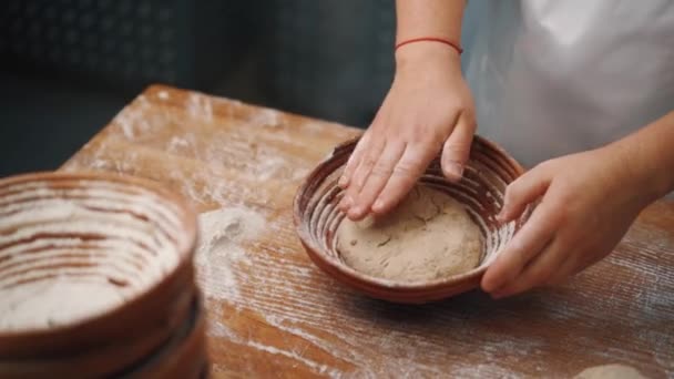 Muž Hnětá Těsto Rukama Aby Kuchyni Upekl Chleba — Stock video