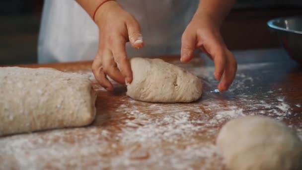 Mężczyzna Ugniatający Ciasto Rękami Żeby Zrobić Chleb Kuchni — Wideo stockowe