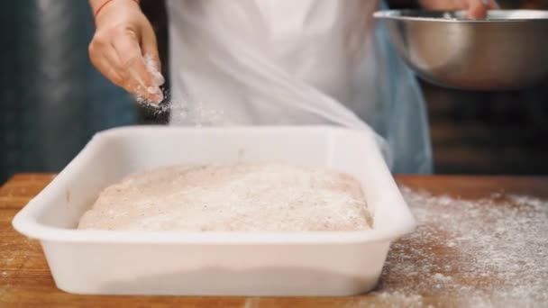 요리사는 반죽을 만들기 밀가루로 식탁에 뿌리고 — 비디오