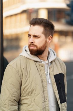 Metropolis 'in merkezinde genç bir adam çalışıyor, bir iş merkezi, muhtemelen bir bilişim uzmanı.