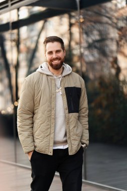 Metropolis 'in merkezinde genç bir adam çalışıyor, bir iş merkezi, muhtemelen bir bilişim uzmanı.