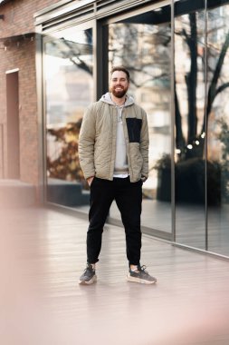 Metropolis 'in merkezinde genç bir adam çalışıyor, bir iş merkezi, muhtemelen bir bilişim uzmanı.