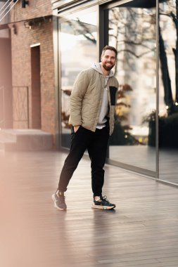 Metropolis 'in merkezinde genç bir adam çalışıyor, bir iş merkezi, muhtemelen bir bilişim uzmanı.