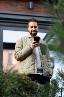 Metropolis 'in merkezinde genç bir adam çalışıyor, bir iş merkezi, muhtemelen bir bilişim uzmanı.