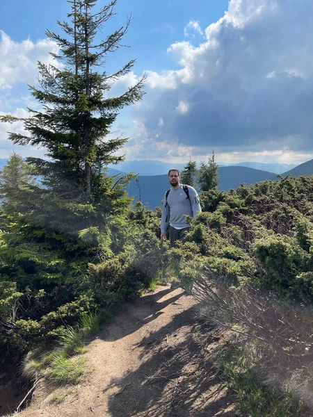 Dağlardaki Genç Sakallı Adam Dağın Zirvesine Tırmanıyor Dağlarda Yürüyüş Yapıyor — Stok fotoğraf