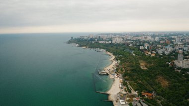 Hava manzarası: Ukrayna, Odessa, sahil şeridi, deniz ve oteller