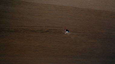 Çiftçilik: traktörlü bir çiftçi ekmeden önce tarlada çalışır