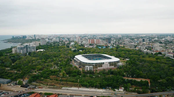 空中ビュー ウクライナの都市の背景にオデッササッカースタジアム — ストック写真