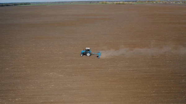 Agricultura Agricultor Num Tractor Trabalha Campo Antes Sementeira — Fotografia de Stock