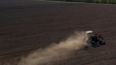 Çiftçilik: traktörlü bir çiftçi ekmeden önce tarlada çalışır