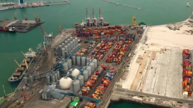 Hava görünümü: taşımacılık için büyük endüstriyel liman yükleme konteynerleri