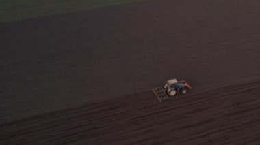 Çiftçilik: traktörlü bir çiftçi ekmeden önce tarlada çalışır