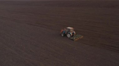 Çiftçilik: traktörlü bir çiftçi ekmeden önce tarlada çalışır